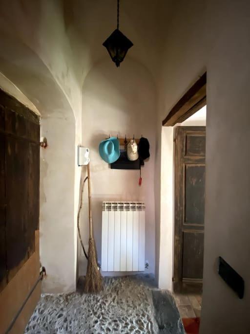 Iconic Italian Townhouse W Rooftop Terrace & Mountain View, Pigna Eksteriør bilde
