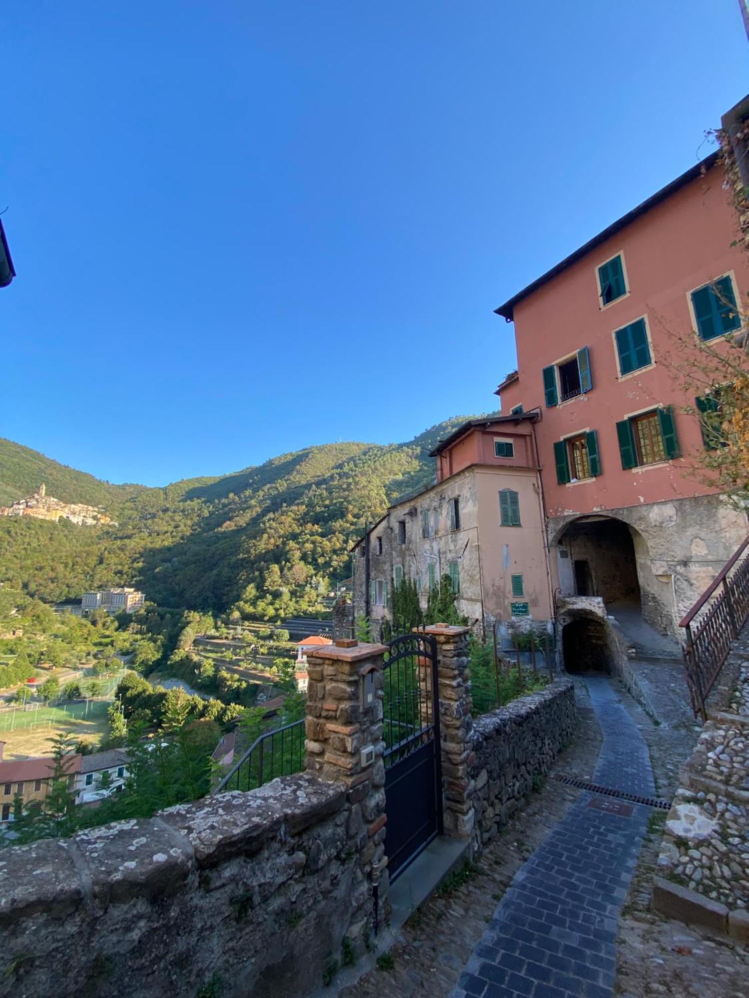 Iconic Italian Townhouse W Rooftop Terrace & Mountain View, Pigna Eksteriør bilde