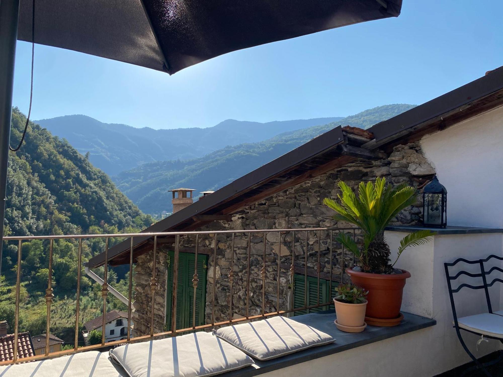 Iconic Italian Townhouse W Rooftop Terrace & Mountain View, Pigna Eksteriør bilde
