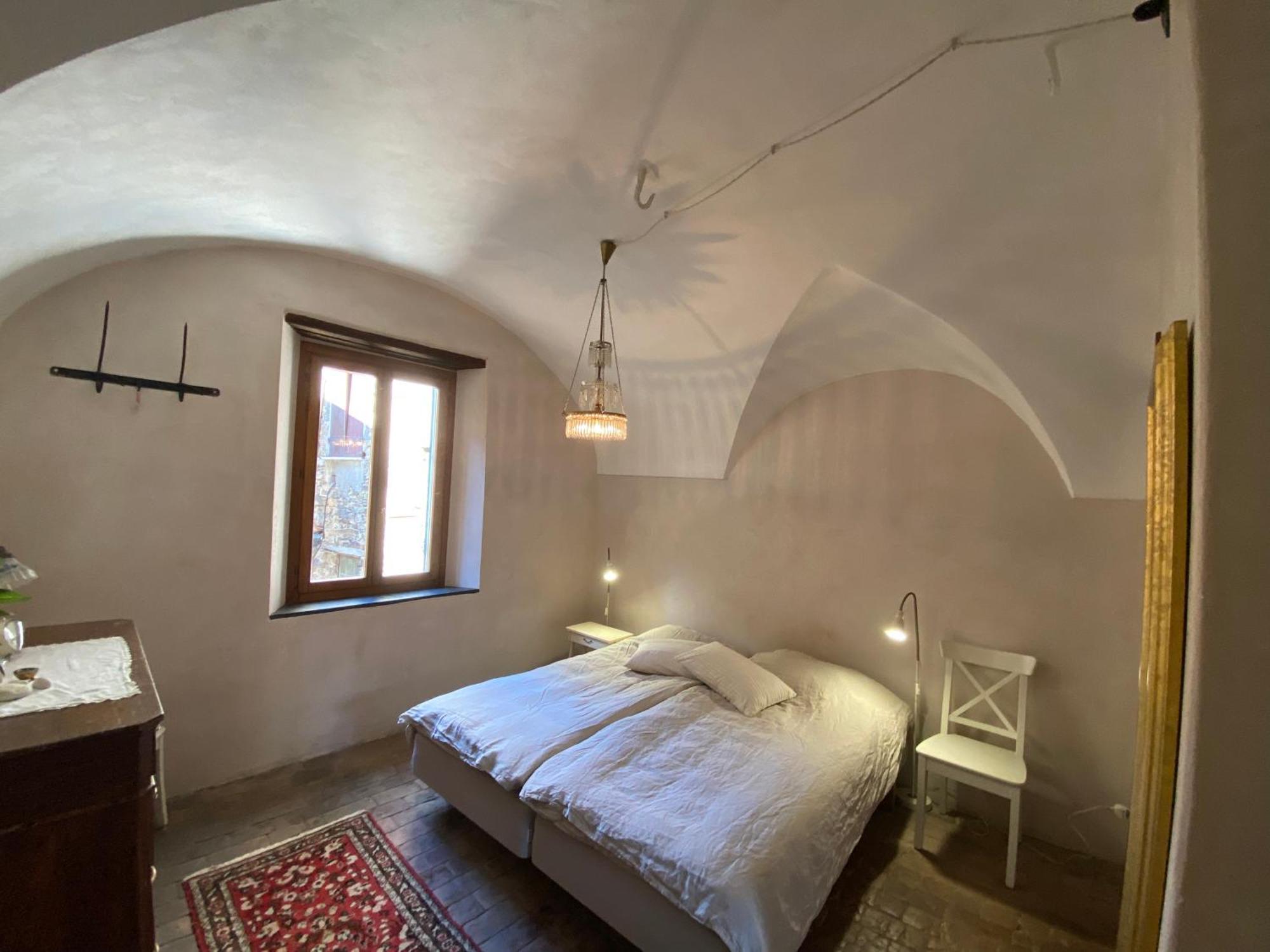 Iconic Italian Townhouse W Rooftop Terrace & Mountain View, Pigna Eksteriør bilde