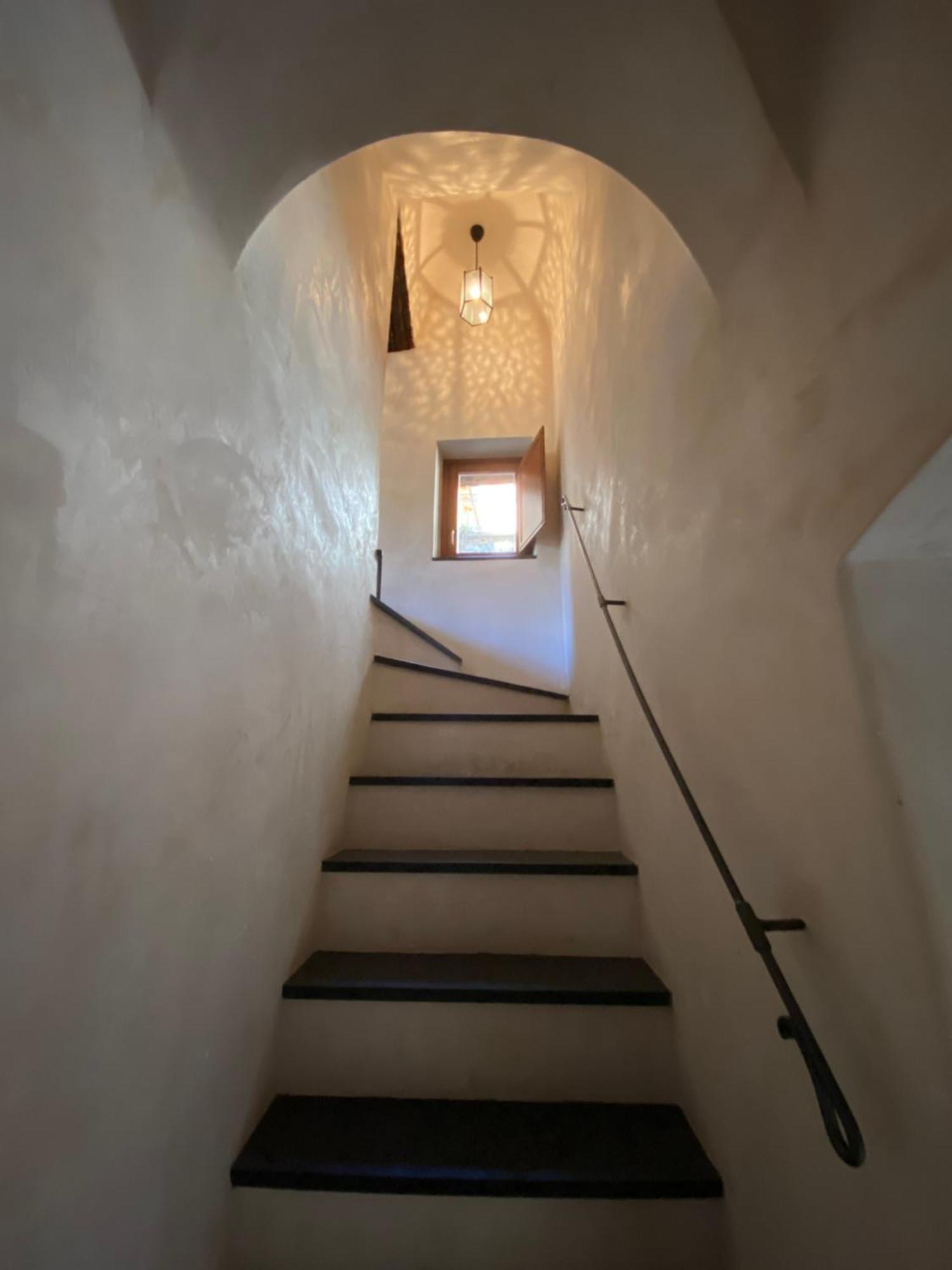 Iconic Italian Townhouse W Rooftop Terrace & Mountain View, Pigna Eksteriør bilde