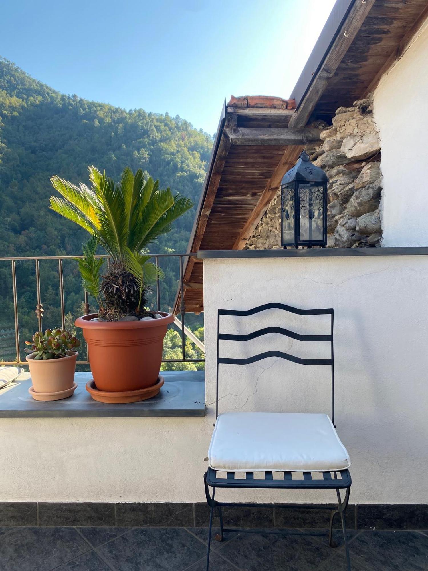 Iconic Italian Townhouse W Rooftop Terrace & Mountain View, Pigna Eksteriør bilde
