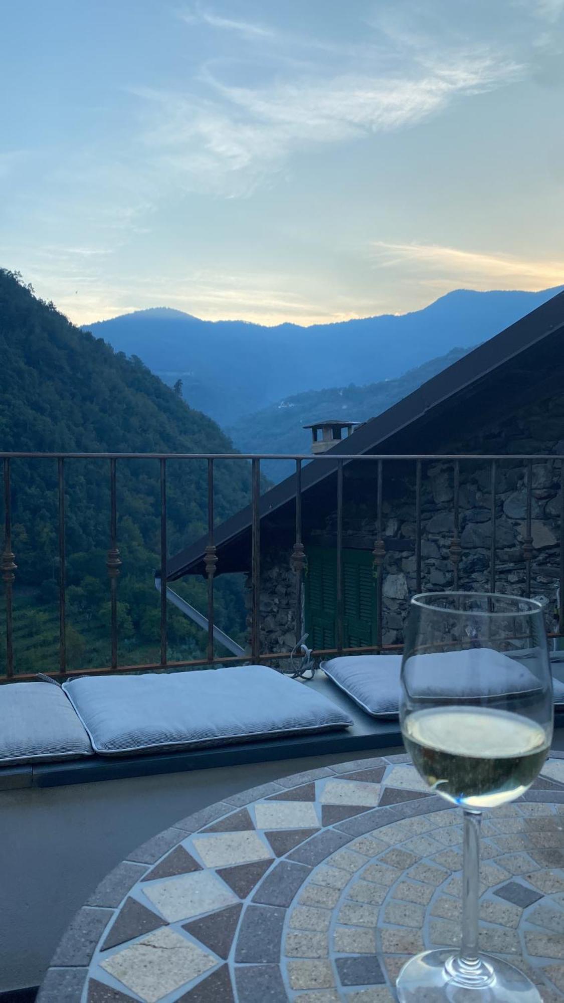 Iconic Italian Townhouse W Rooftop Terrace & Mountain View, Pigna Eksteriør bilde