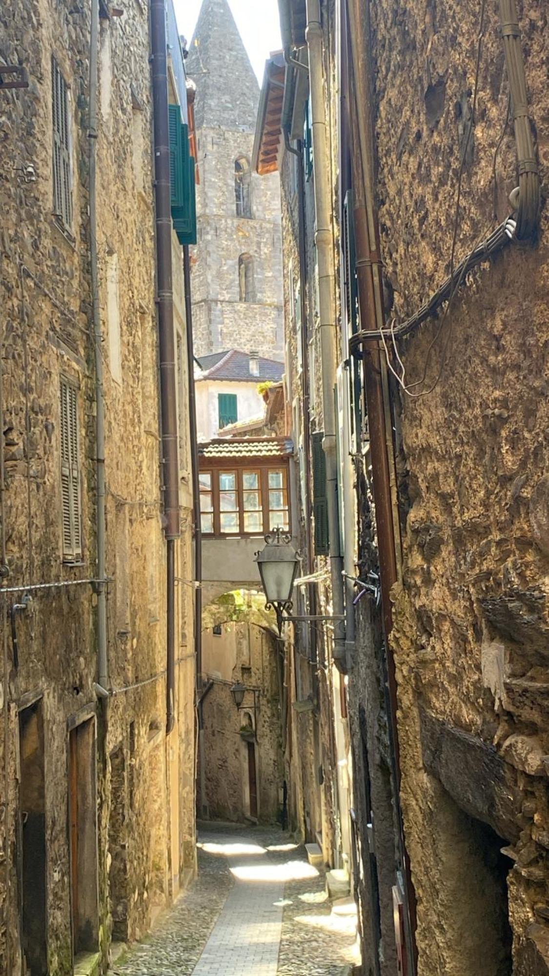 Iconic Italian Townhouse W Rooftop Terrace & Mountain View, Pigna Eksteriør bilde