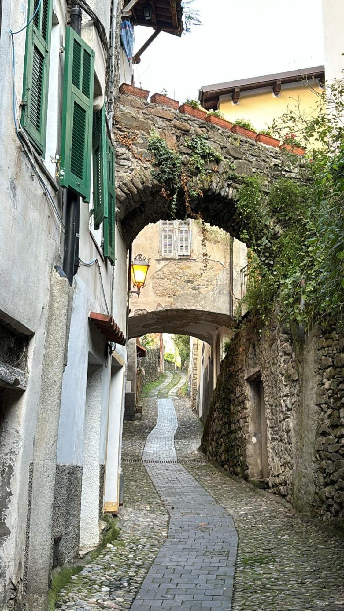Iconic Italian Townhouse W Rooftop Terrace & Mountain View, Pigna Eksteriør bilde